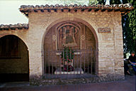 San Damiano: il tabernacolo nella piazza antistante la chiesa