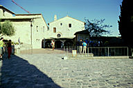 San Damiano: la piazza antistante la chiesa