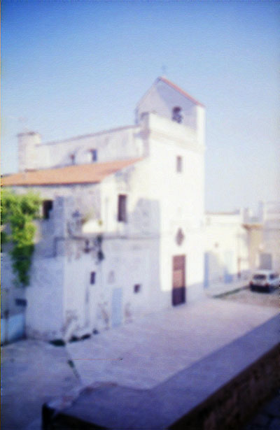 Il cortile della chiesa di Sovereto