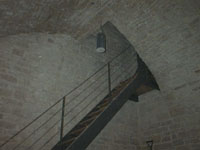 una rampa di scala rettilinea