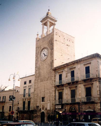 La Torre dell'Orologio vista dalla Piazza del Borgo