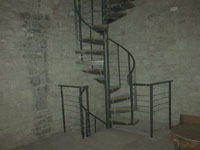 una rampa di scala a chiocciola