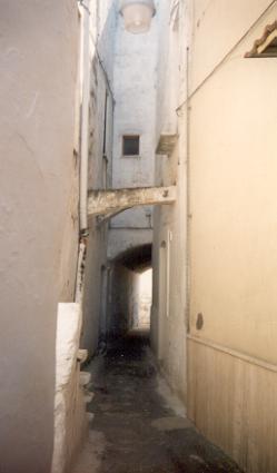 Tipica stradina angusta che attraversa il Borgo di Cellamare 