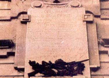Lapide in memoria dei caduti della Prima Guerra Mondiale, collocata sulla facciata anteriore della Torre dell'Orologio.
