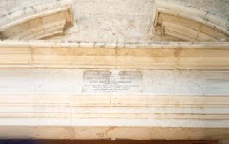 Iscrizione sulla porta principale