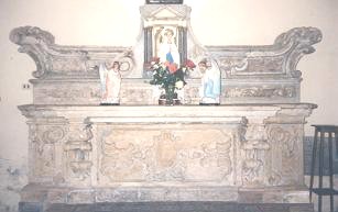 Altare in pietra, situato nella cappella laterale