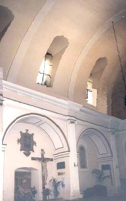 Vani di finestre che si aprono nella volta della Chiesa. Sotto le finestre ci sono una serie di archi addossati alle pareti longitudinali