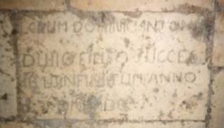 Iscrizione nella pavimentazione ai piedi dell'arco che immette nella cappella