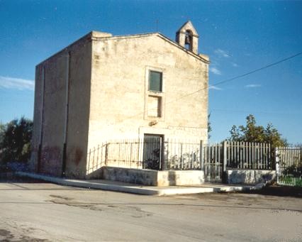 Chiesa di S. Michele, con il piccolo campanile a vela.