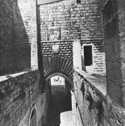 Portale est nascosto dai corpi di fabbrica ottocenteschi