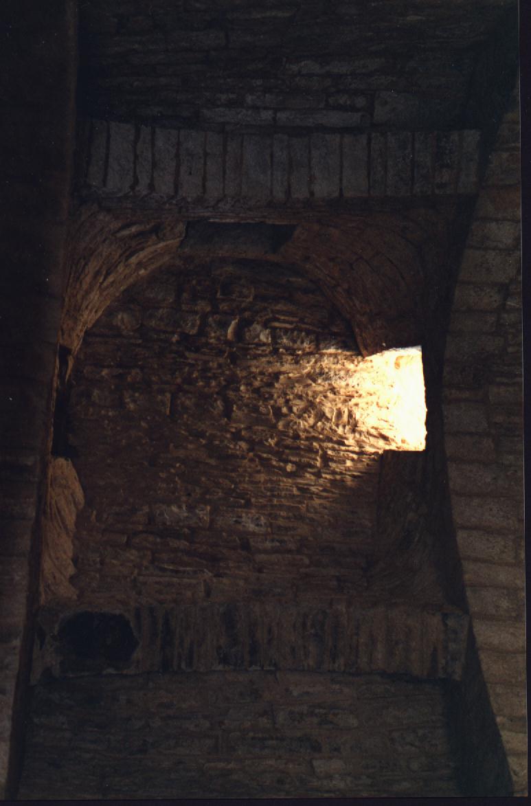 Resti dell'altare incassato nella muratura